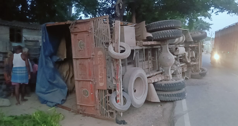 Bihar News : Tej raftaar truck achanak sadak par palta, truc Bihar News : Tej raftaar truck achanak sadak par palta, truc