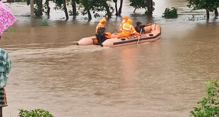 Phalgu nadi ka jalstar badhne se gaon mein ghusa paani, SDRF