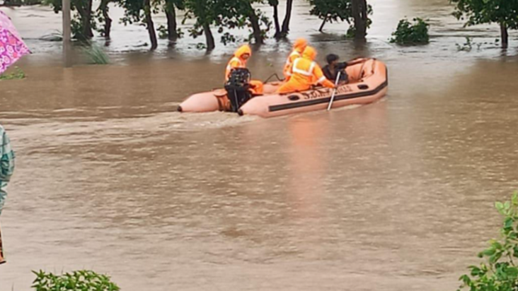 Phalgu nadi ka jalstar badhne se gaon mein ghusa paani, SDRF