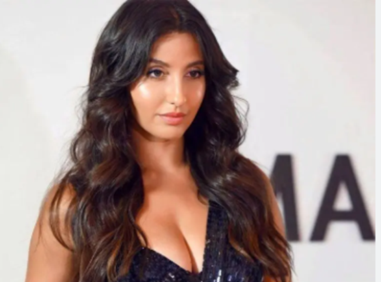 "Mumbai Airport par rote huye Spot hui Nora Fatehi, Selfie l "Mumbai Airport par rote huye Spot hui Nora Fatehi, Selfie l