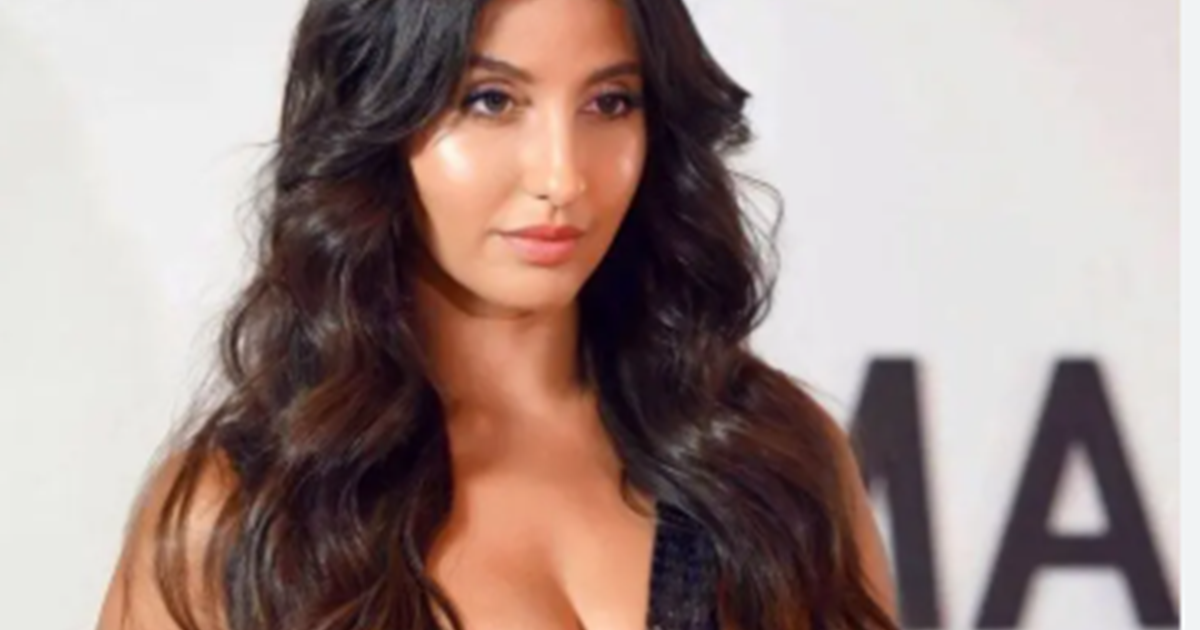 "Mumbai Airport par rote huye Spot hui Nora Fatehi, Selfie l