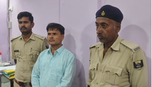 Bihar mein machhuara divas par sharab ke nashe mein dhut paye gaye jila matsya padadhikari, karyakram ke baad giraftar