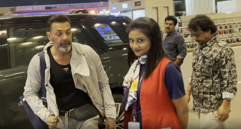 Airport par Cool aur Casual look mein nazar aaye Bobby Deol, Airport par Cool aur Casual look mein nazar aaye Bobby Deol,