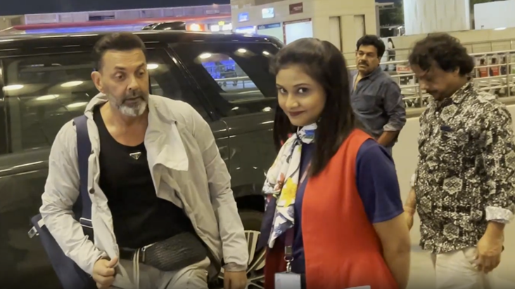 Airport par Cool aur Casual look mein nazar aaye Bobby Deol,