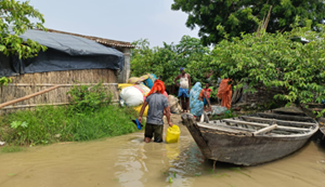 Bihar Flood : Lagataar Ganga nadi mein paani badhne se log pareshan, bachchon ko school jaane mein pareshani.