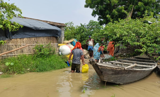 Bihar Flood : Lagataar Ganga nadi mein paani badhne se log p