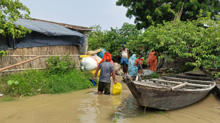 Bihar Flood : Lagataar Ganga nadi mein paani badhne se log p