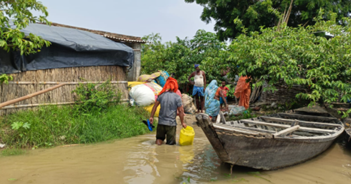 Bihar Flood : Lagataar Ganga nadi mein paani badhne se log p