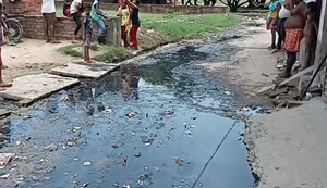Sadak par jaljamav ko lekar grameeno ne kiya pradarshan, kaha- kachra se mandra raha hai mahamari ka khatra...