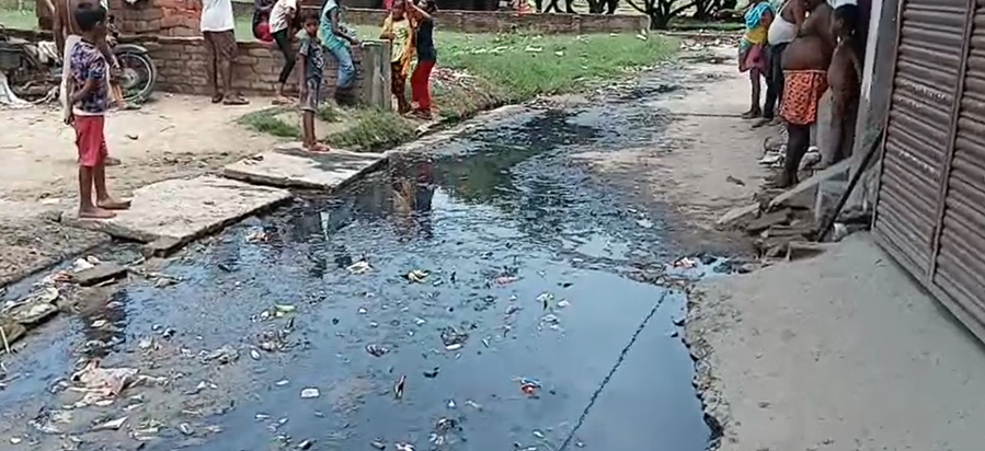 Sadak par jaljamav ko lekar grameeno ne kiya pradarshan, kah Sadak par jaljamav ko lekar grameeno ne kiya pradarshan, kah