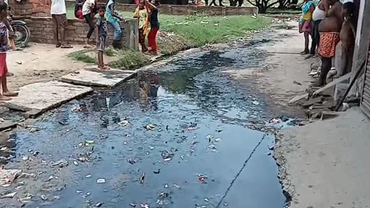 Sadak par jaljamav ko lekar grameeno ne kiya pradarshan, kah