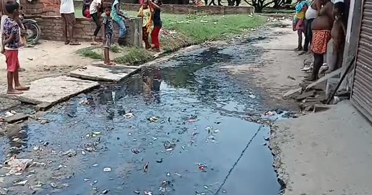 Sadak par jaljamav ko lekar grameeno ne kiya pradarshan, kah