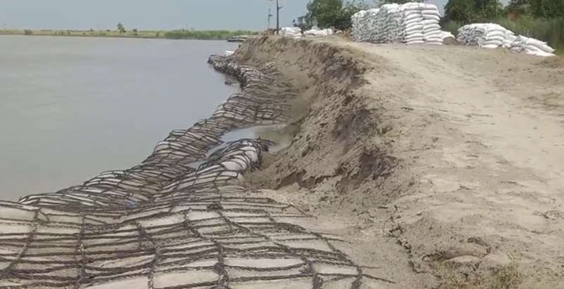 Bihar Flood : Yogapatti mein Gandak nadi ke kataav se logon Bihar Flood : Yogapatti mein Gandak nadi ke kataav se logon