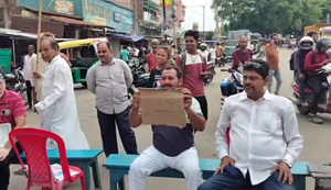 Bihar Band : Banka mein Bihar band ka asar, sadak par utre karyakarta... dukano par latke rahe taale