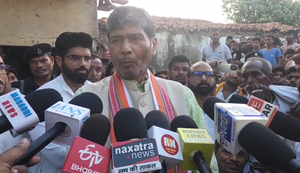 "Nalanda dohre hatyakand par siyasat shuru: Dumrawan peedit parivar se milne pahunche Pashupati Nath Paras, kaha- Dalit virodhi Nitish Kumar istifa den"