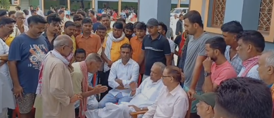 Bhai ke antim darshan ke samay faphak-faphak kar rone lage p Bhai ke antim darshan ke samay faphak-faphak kar rone lage p