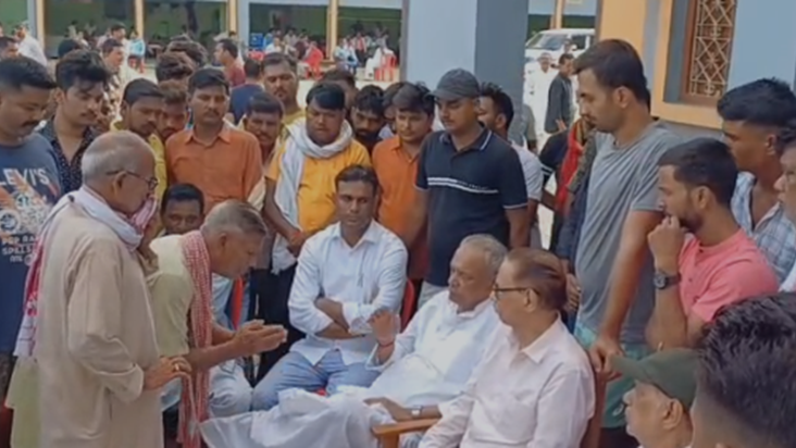 Bhai ke antim darshan ke samay faphak-faphak kar rone lage p