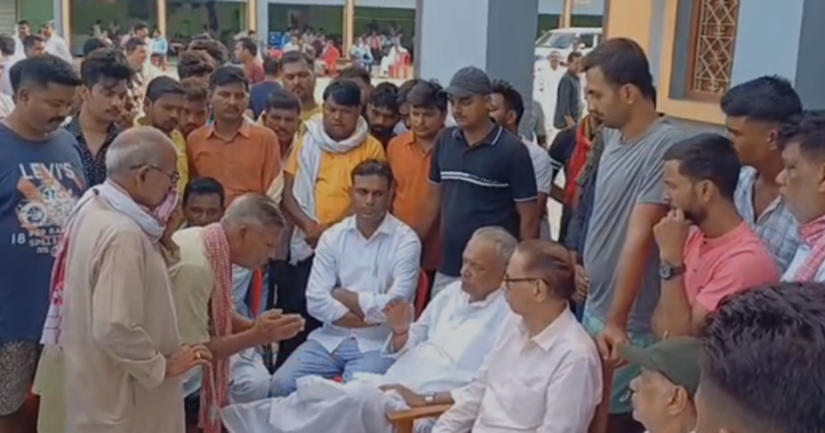 Bhai ke antim darshan ke samay faphak-faphak kar rone lage p