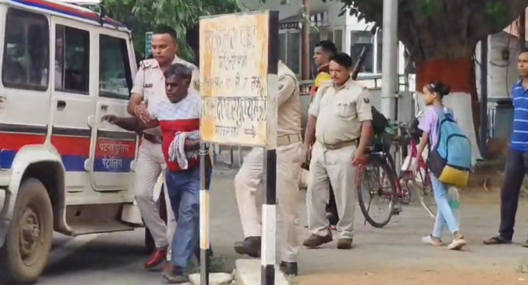 Bihar News: CM Nitish ke aawaas ke saamne vyakti ne kiya jam Bihar News: CM Nitish ke aawaas ke saamne vyakti ne kiya jam
