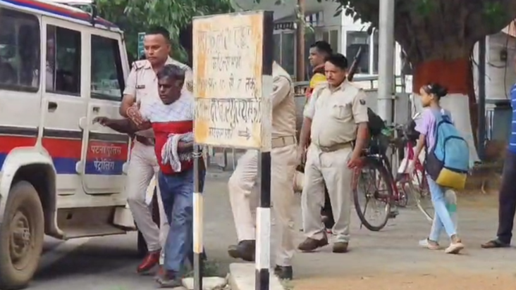 Bihar News: CM Nitish ke aawaas ke saamne vyakti ne kiya jam