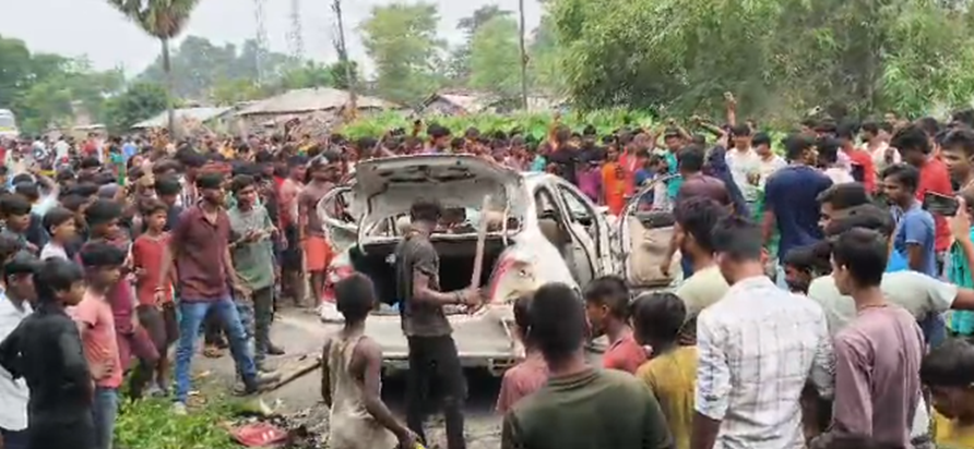 Aniyamit car ki takkar se mahila ki maut, aakroshit graminon Aniyamit car ki takkar se mahila ki maut, aakroshit graminon
