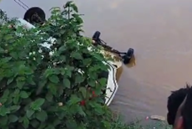 Bihar Bhishan Haadsa: Nahar mein giri car, 3 logon ki maut, Bihar Bhishan Haadsa: Nahar mein giri car, 3 logon ki maut,