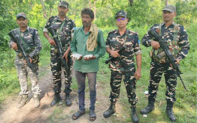 Nepal se charas lekar Bharat mein pravesh kar raha tha vyakt Nepal se charas lekar Bharat mein pravesh kar raha tha vyakt