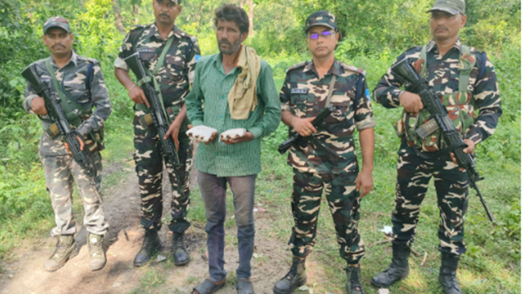 Nepal se charas lekar Bharat mein pravesh kar raha tha vyakt