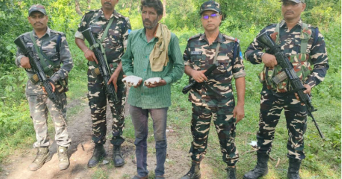 Nepal se charas lekar Bharat mein pravesh kar raha tha vyakt