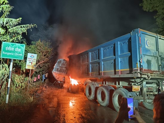 Vaishali mein truck aur haiva ki takkar mein lagi aag, baap-