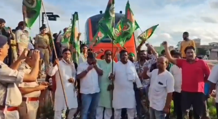 Bihar Bandh: Darbhanga mein Namo Bharat train ka chakka jam, Bihar Bandh: Darbhanga mein Namo Bharat train ka chakka jam,