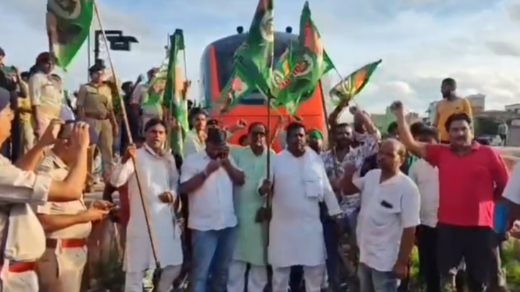 Bihar Bandh: Darbhanga mein Namo Bharat train ka chakka jam,