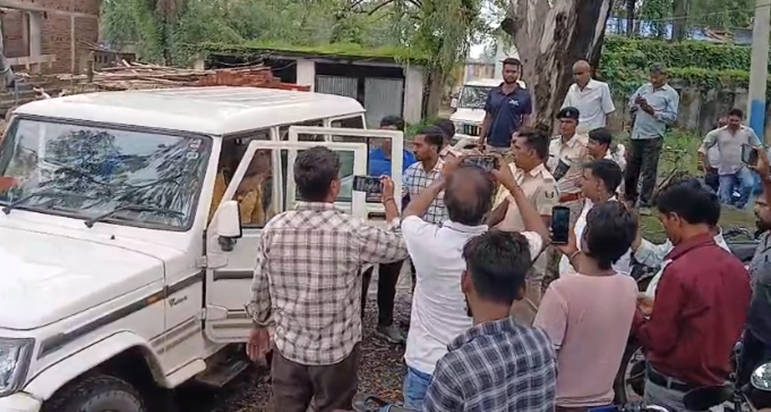 Nigrani Vibhag ne 50 hazaar rishwat lete Rajaswa Vibhag karm
