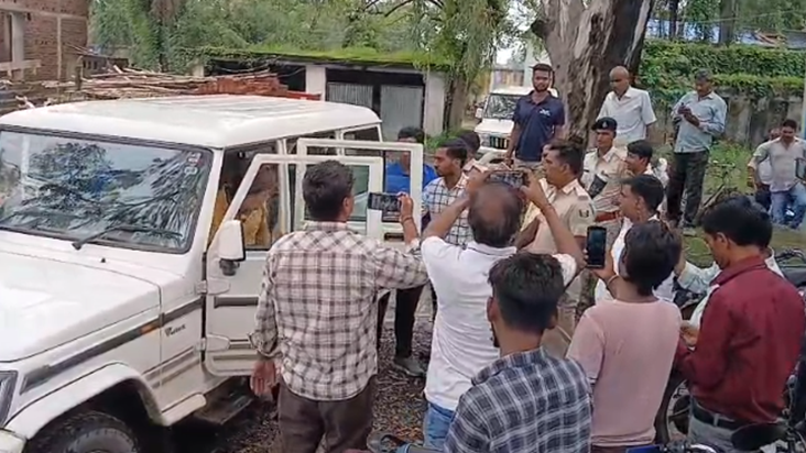Nigrani Vibhag ne 50 hazaar rishwat lete Rajaswa Vibhag karm