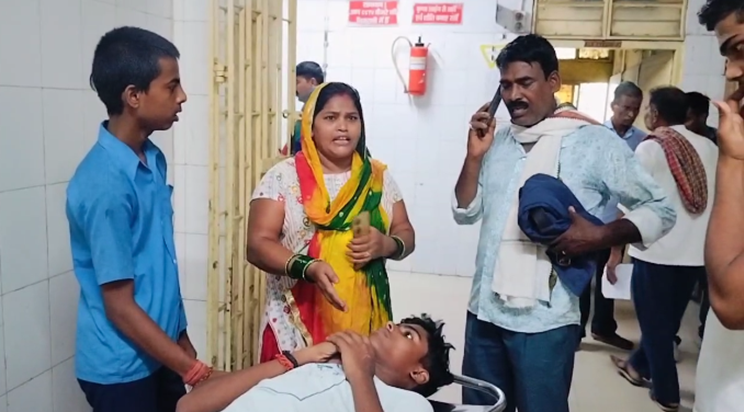 School se lautte samay 8vi ke chhatra ko maari goli, ilaake School se lautte samay 8vi ke chhatra ko maari goli, ilaake
