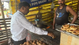 Dr. S. Siddharth ka jameen se juda andaz: Litti-Chokha senkte nazar aaye Bihar ke shiksha adhikari