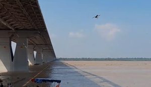 Patna News : Gandhi setu pul par fande se latka mila yuvak, ilake mein sansani...