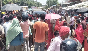 Bagaha mein khaad ki killat se naraz kisaan, NH-727 par kiya chakka jaam...