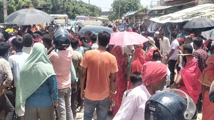 Bagaha mein khaad ki killat se naraz kisaan, NH-727 par kiya