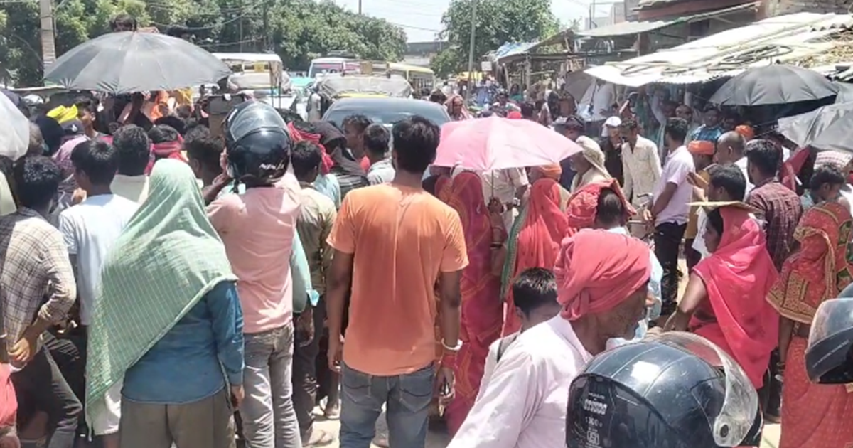 Bagaha mein khaad ki killat se naraz kisaan, NH-727 par kiya