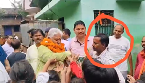 Aai card pehenkar vikas mitra sah matdaan kendriya stariya padaadhikari laga rahe the mantri prem kumar zindabad ke naare, video viral