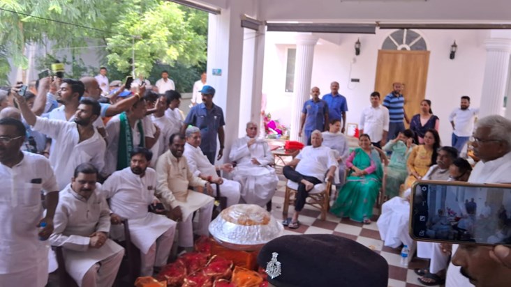 Congratulators gather at Lalu Yadav's house, laddus are bein Congratulators gather at Lalu Yadav's house, laddus are bein