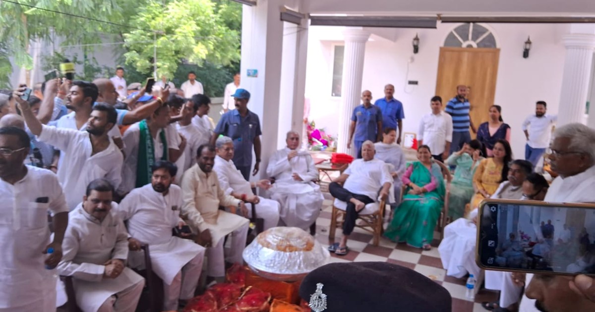 Congratulators gather at Lalu Yadav's house, laddus are bein