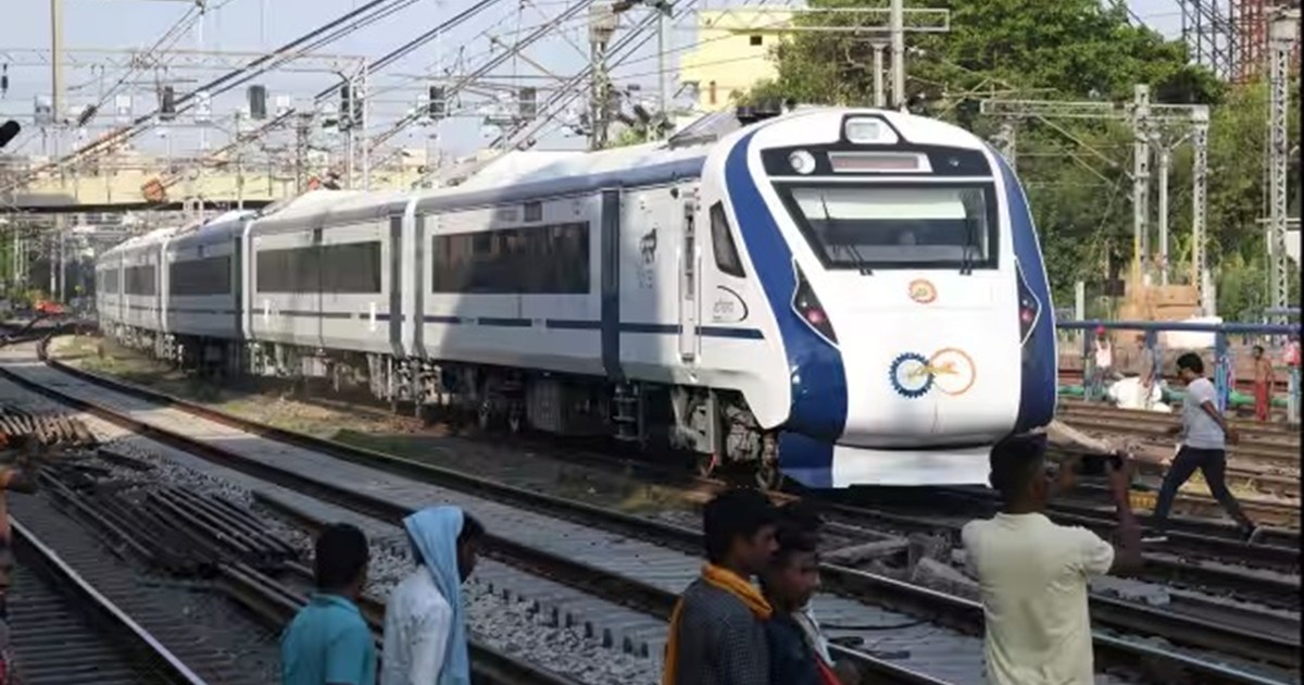 vande bharat express glass crack 