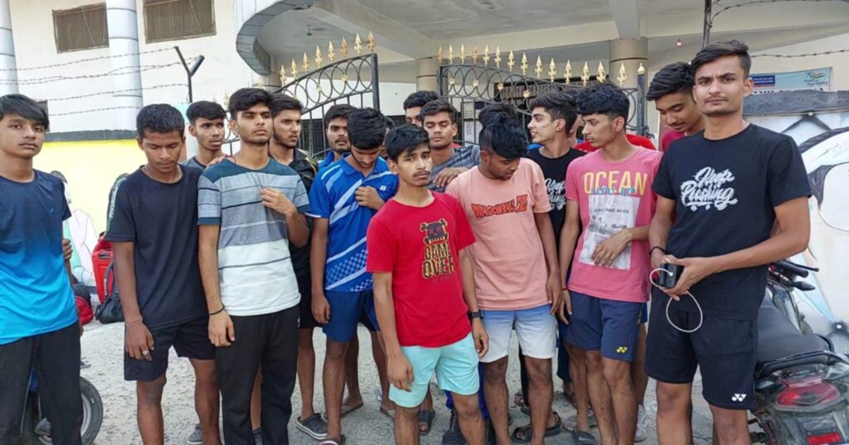 The players who came to participate in the badminton tournam