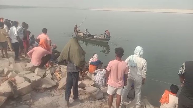 To escape from the heat, 3 youths took a dip in Ganga Maiya, To escape from the heat, 3 youths took a dip in Ganga Maiya,