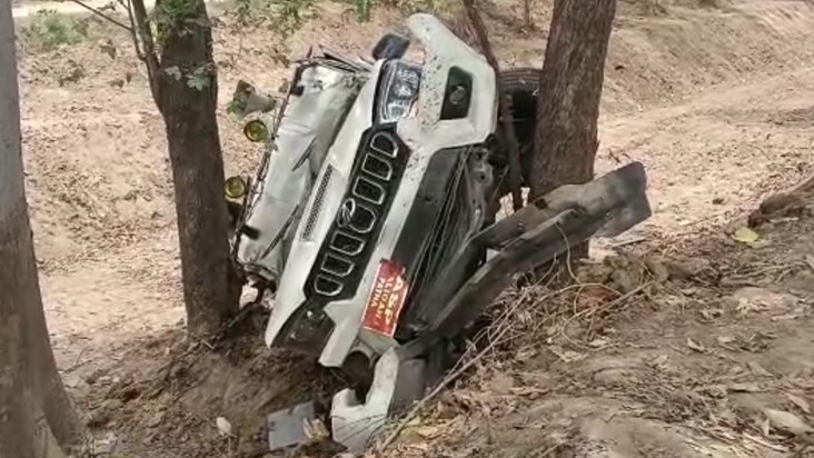 Kamya Mishra's husband's car overturned in Paliganj, cyclist