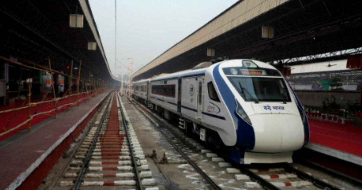 Vande Bharat train reached Patna, beauty attracted everyone