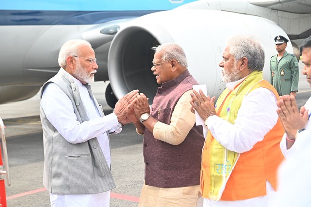 PM Modi was welcomed by ministers Jitan Ram Manjhi and Prem 