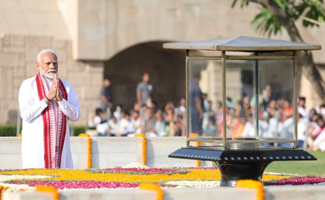 Before taking oath, PM Narendra Modi paid tribute to great m Before taking oath, PM Narendra Modi paid tribute to great m